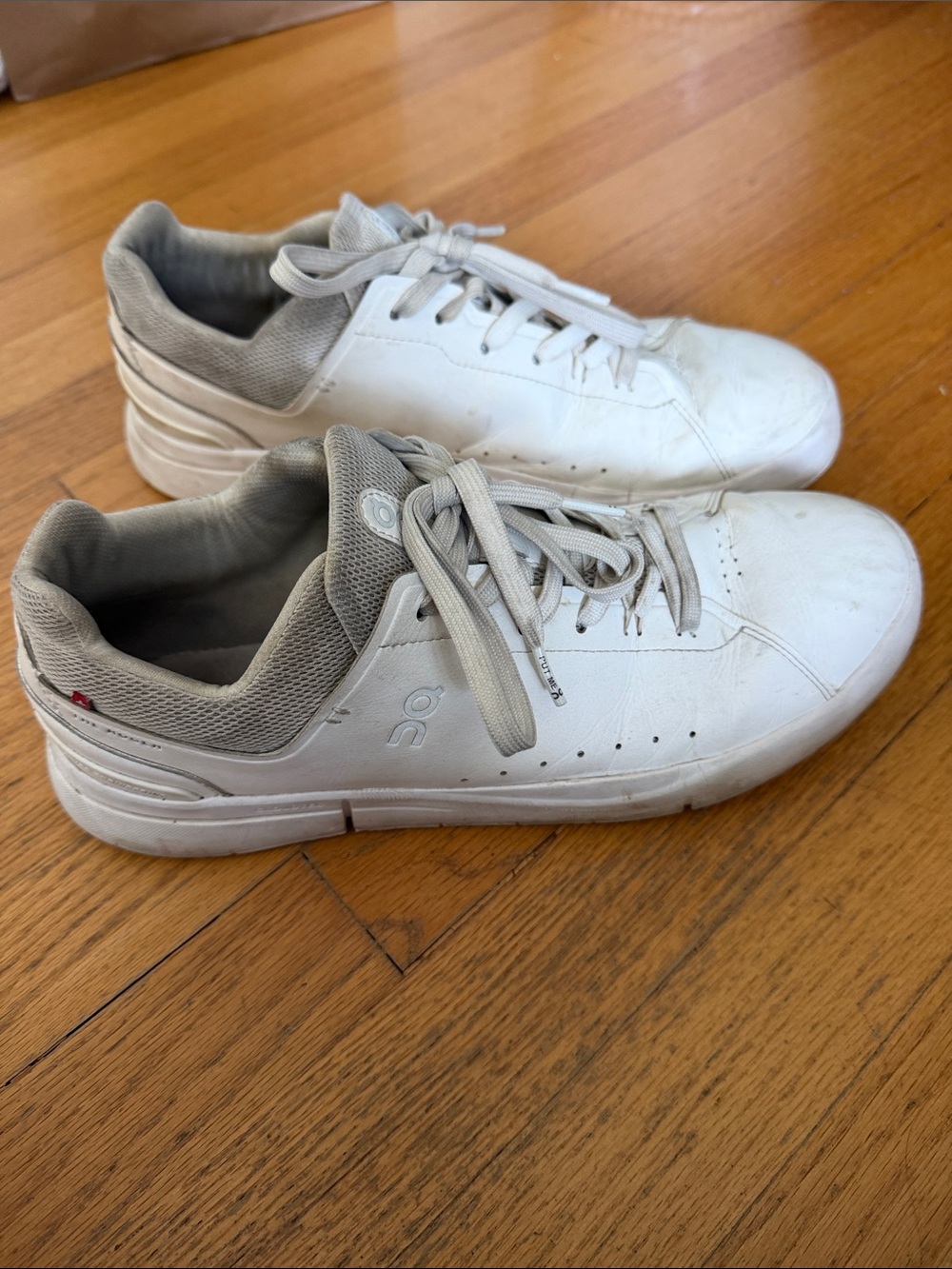 The Roger Advantage On White Mens Leather Low-Top Sneakers